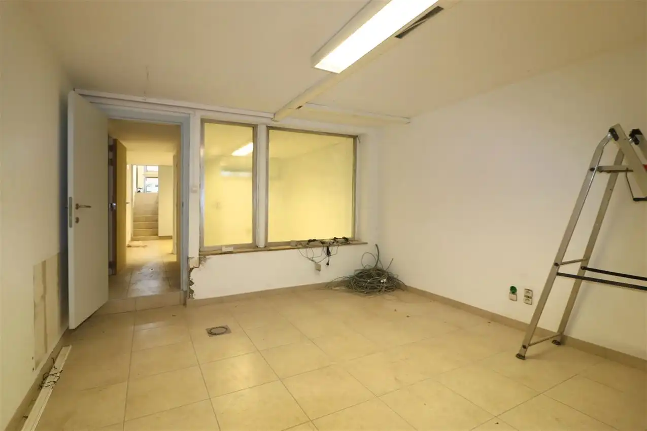 Volledig vernieuwde handelszaak op ideale locatie foto 23