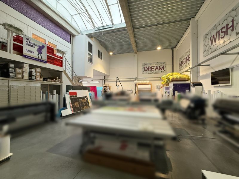 Modern bedrijfsgebouw met magazijn en kantoren foto 5