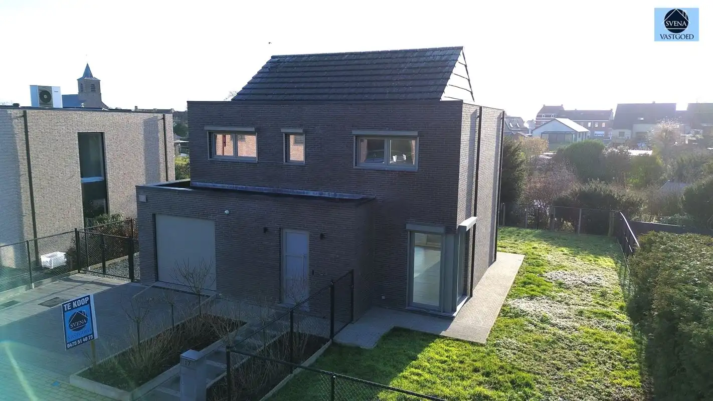 RUSTIG GELEGEN OPEN BEBOUWING MET 3 SLAAPKAMERS EN GARAGE foto {{pictureIndex}}