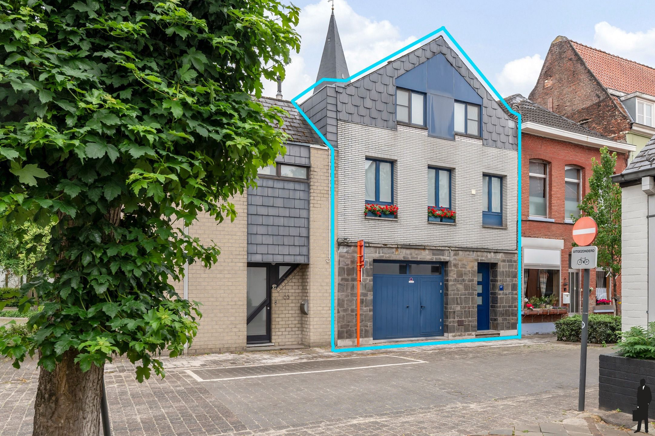 Ruime en rustig gelegen woning (ca. 230m²) met 4 slk’s, 2 badk, garage en stadstuin. foto {{pictureIndex}}