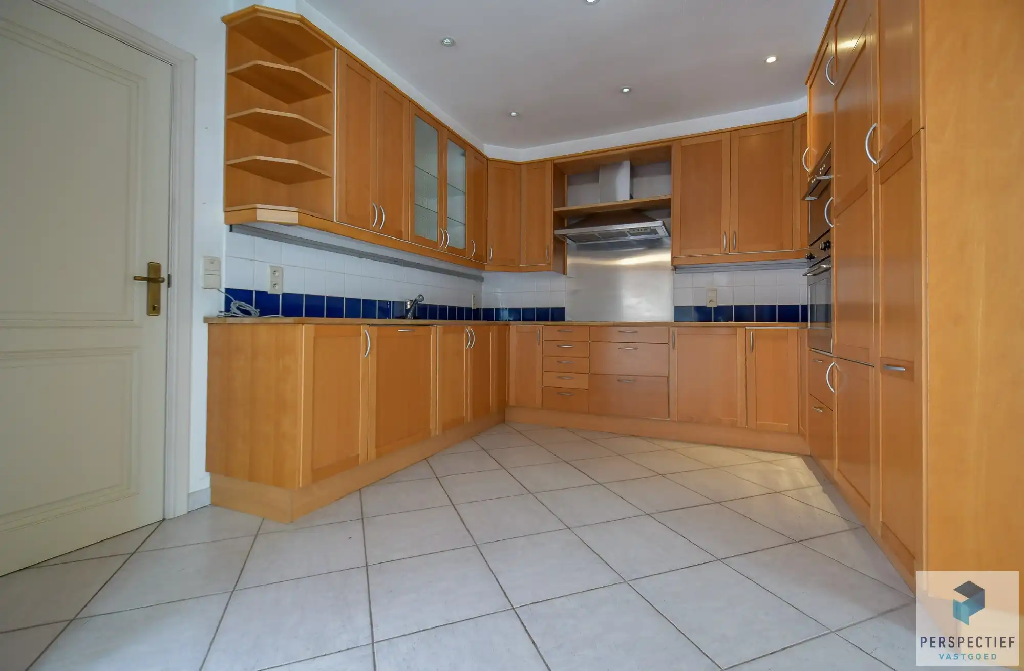 Unieke villa met dubbele garage en opslagplaats/ loods in rustige omgeving foto 15