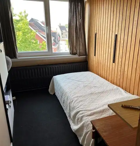 Groot woonhuis op 3 verdiepingen, bestaande uit 2 appartementen , met garage en grote tuin .  foto 19