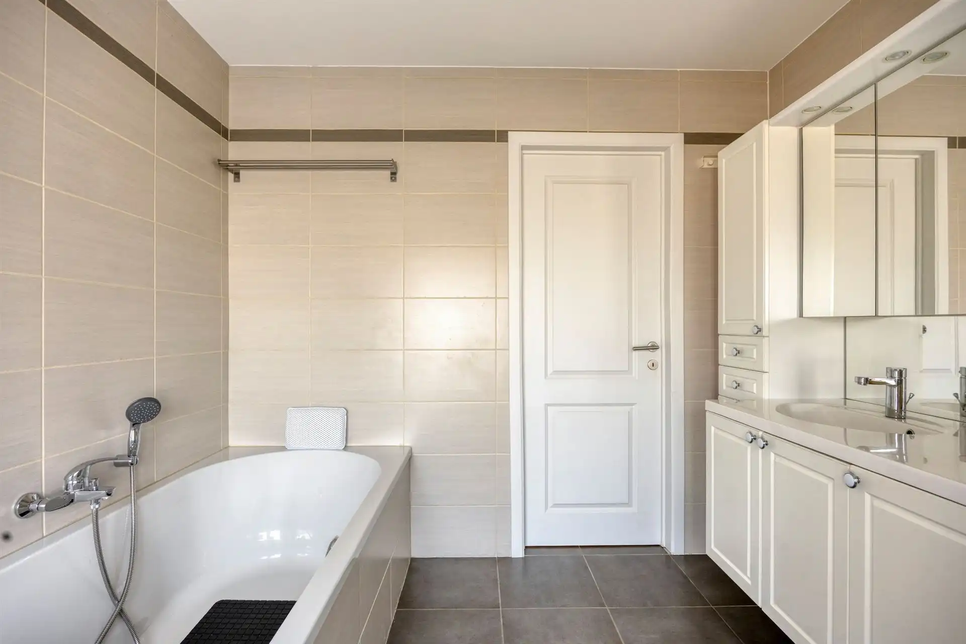 Instapklare woning met 2/3 slpk's in doodlopende straat! foto 14