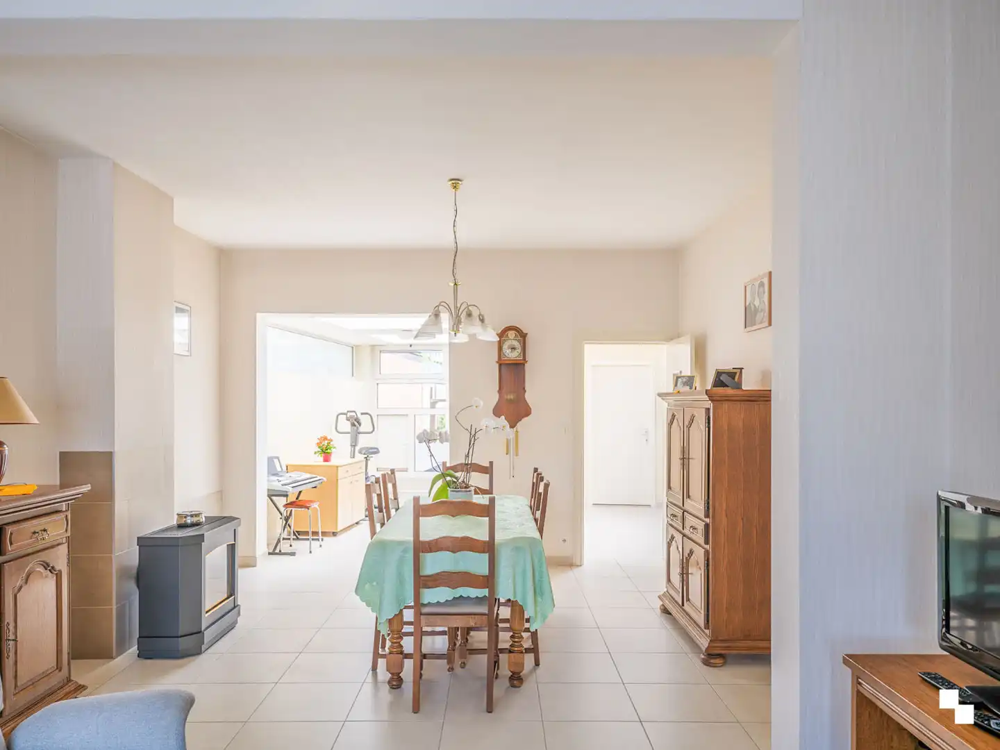 Op te frissen woning met gezellige tuin in het hart van Merelbeke foto 3
