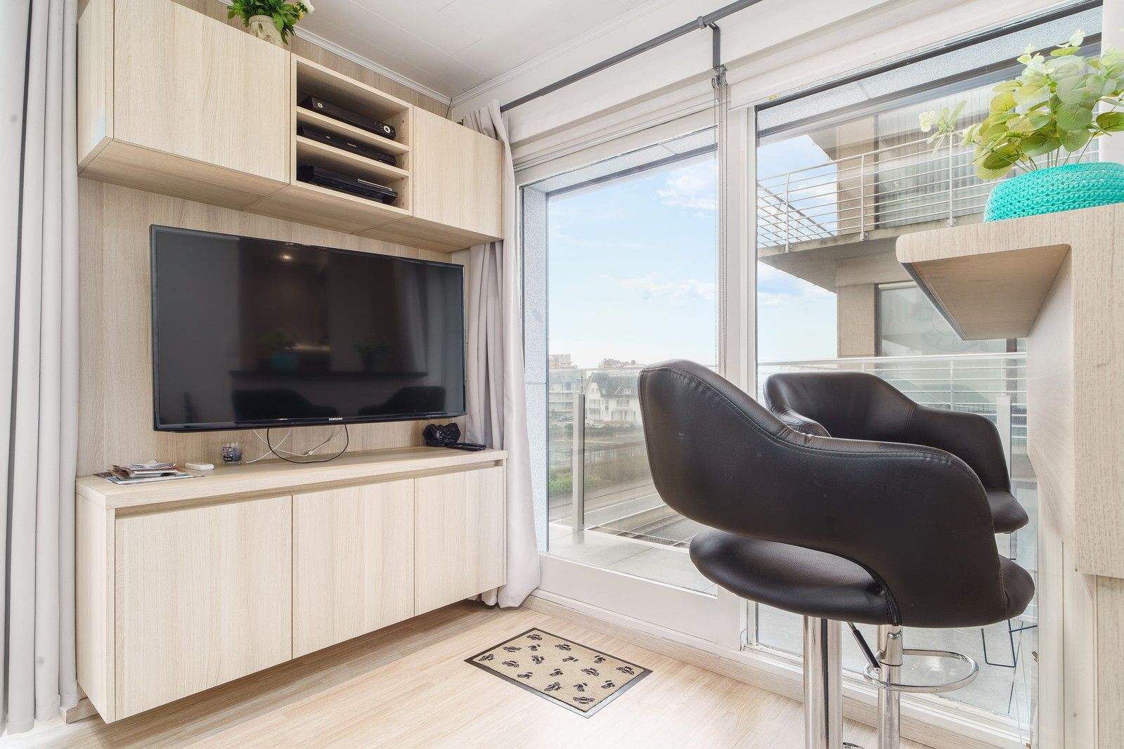 Modern, knus appartement met terras en zeezicht foto 3