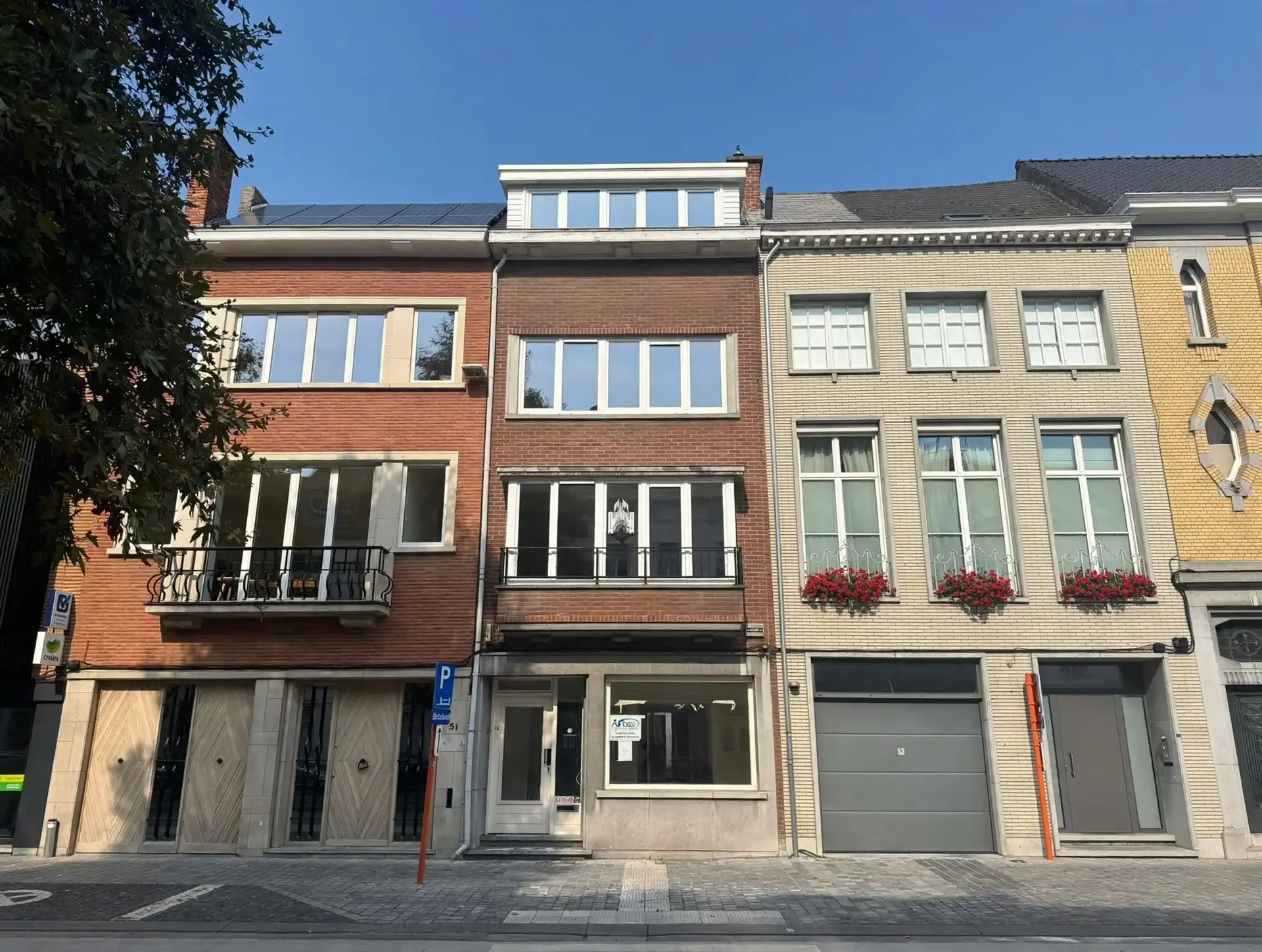 Prachtig gerenoveerde woning op toplocatie aan het Keizersplein in Aalst foto {{pictureIndex}}