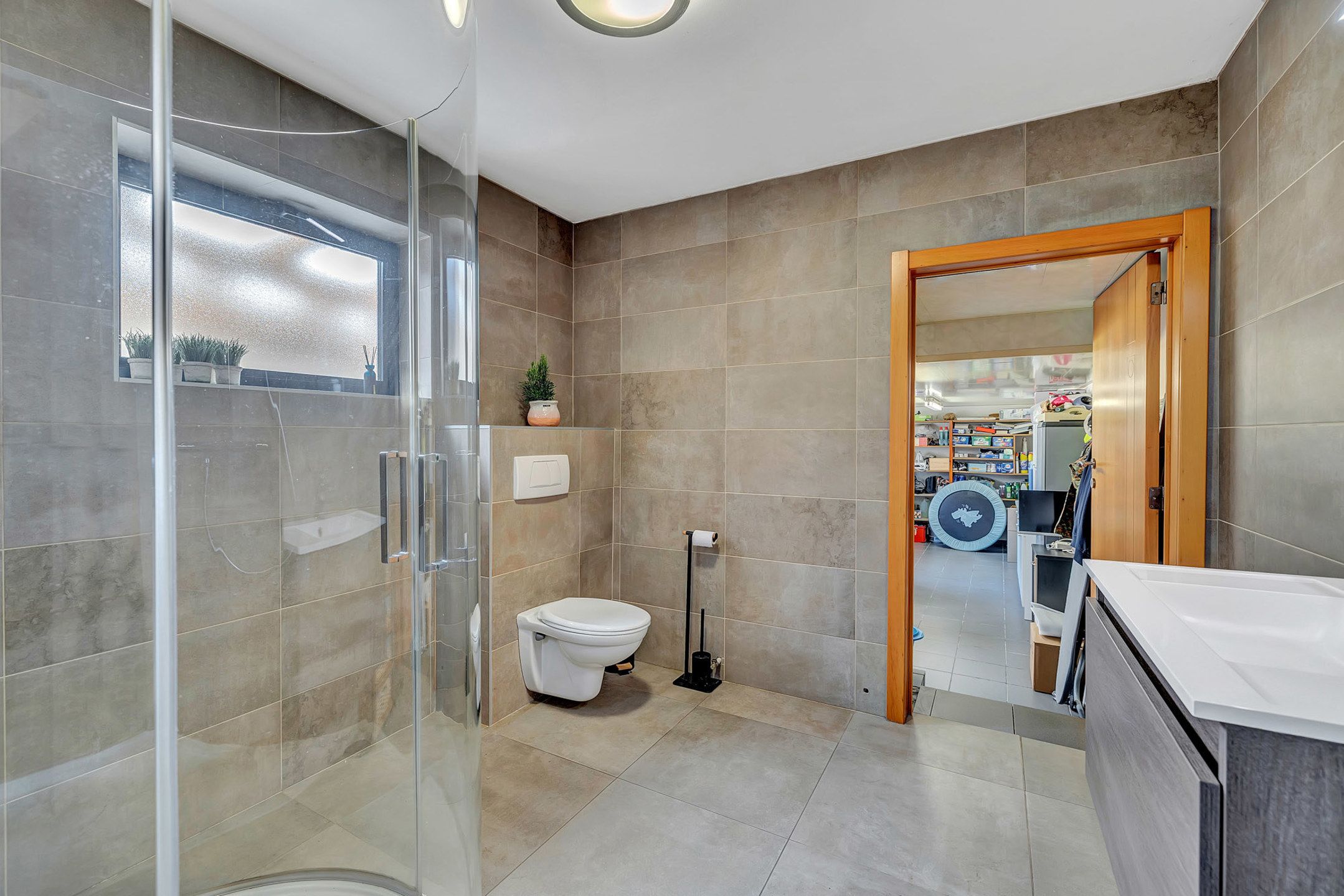 Instapklare woning met garage en tuin foto 12