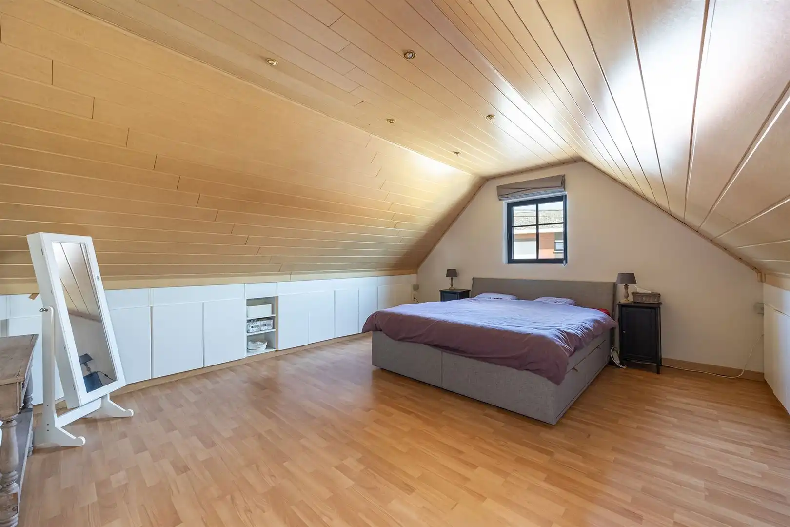 Stijlvol gerenoveerd wonen met prachtige zwemvijver foto 17