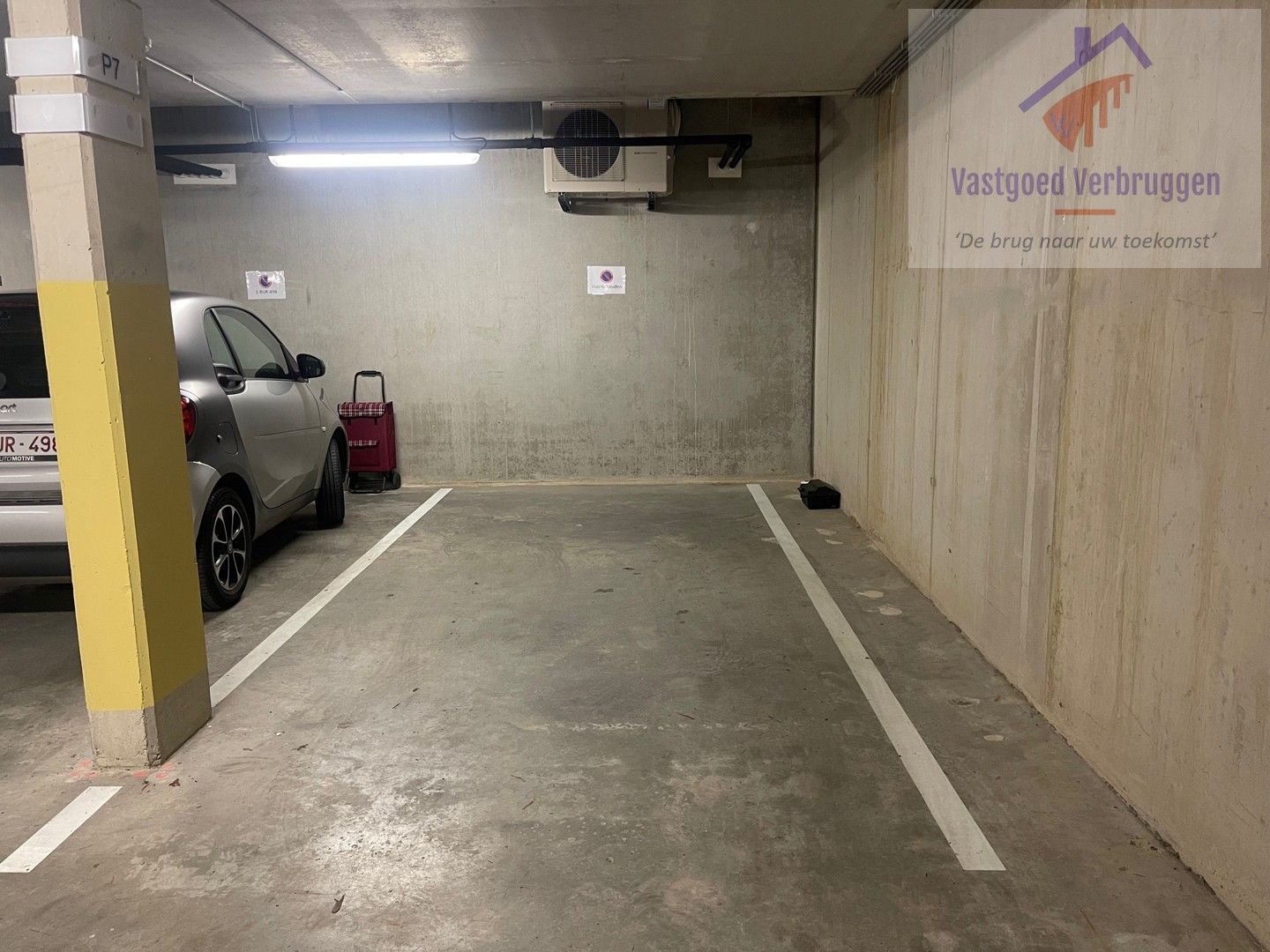 Aoverdekte autostaanplaats in centrum Aalst foto {{pictureIndex}}