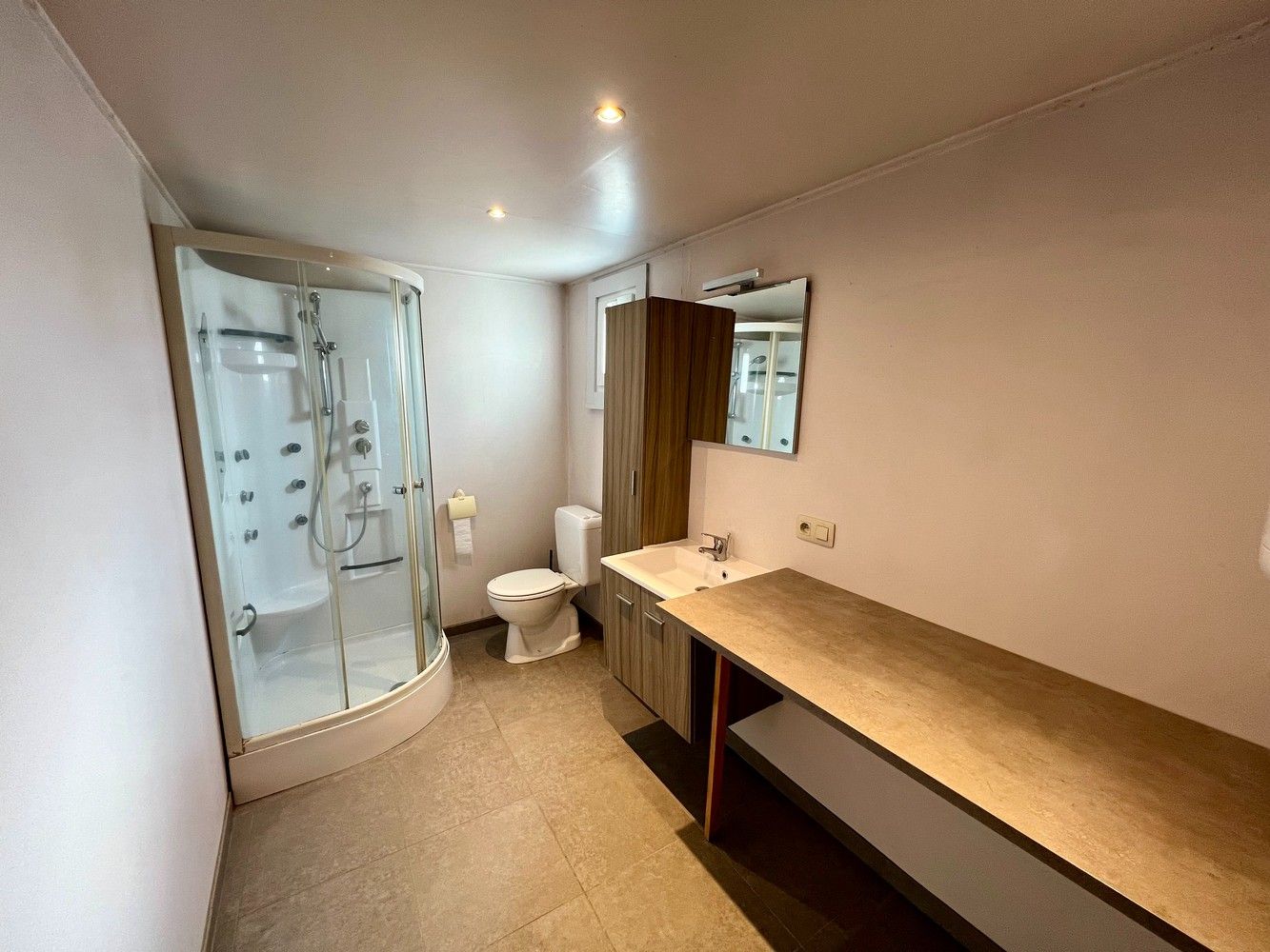 Centraal gelegen woning met 2 slaapkamers en zéér ruime garage! foto 8