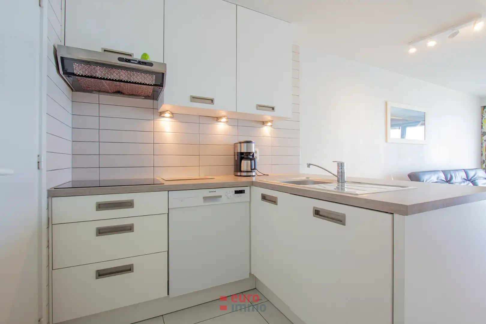 Lichtrijk appartement centraal op de Zeedijk van Nieuwpoort! foto 6