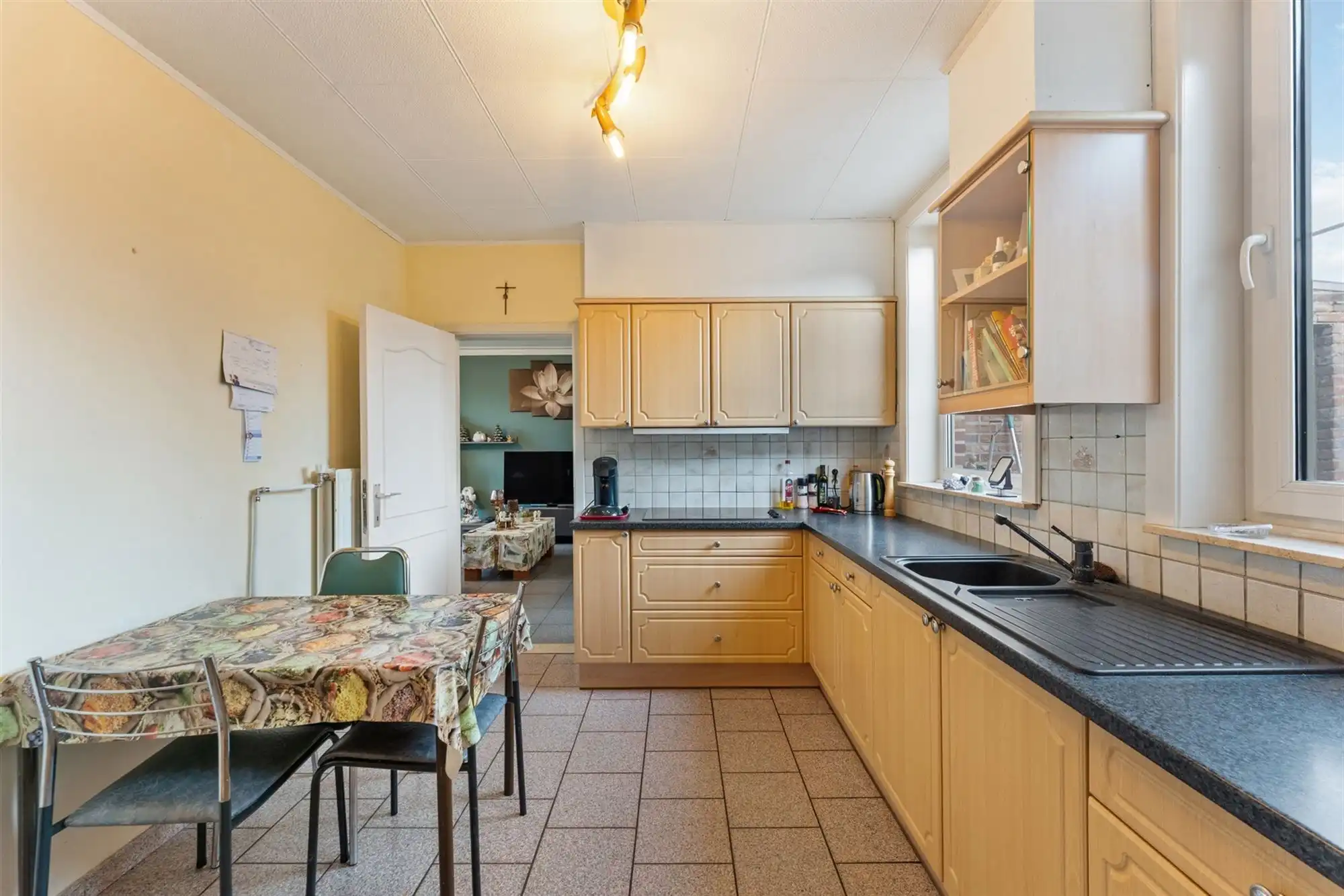 RUIME WONING MET 5 SLAAPKAMERS OP CENTRALE LIGGING VLAK BIJ BERINGEN CENTRUM foto 9