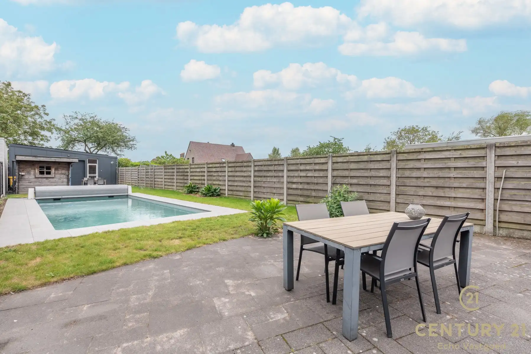 Verrassend ruime, onderhouden woning met zwembad en bijhuis. foto 14