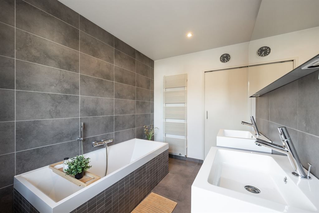 Instapklare woning met garage en gezellige tuin foto 14