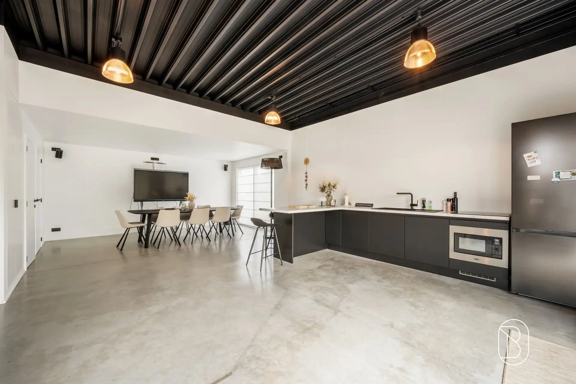 Instapklare woning met zwembad en bijgebouw foto 12