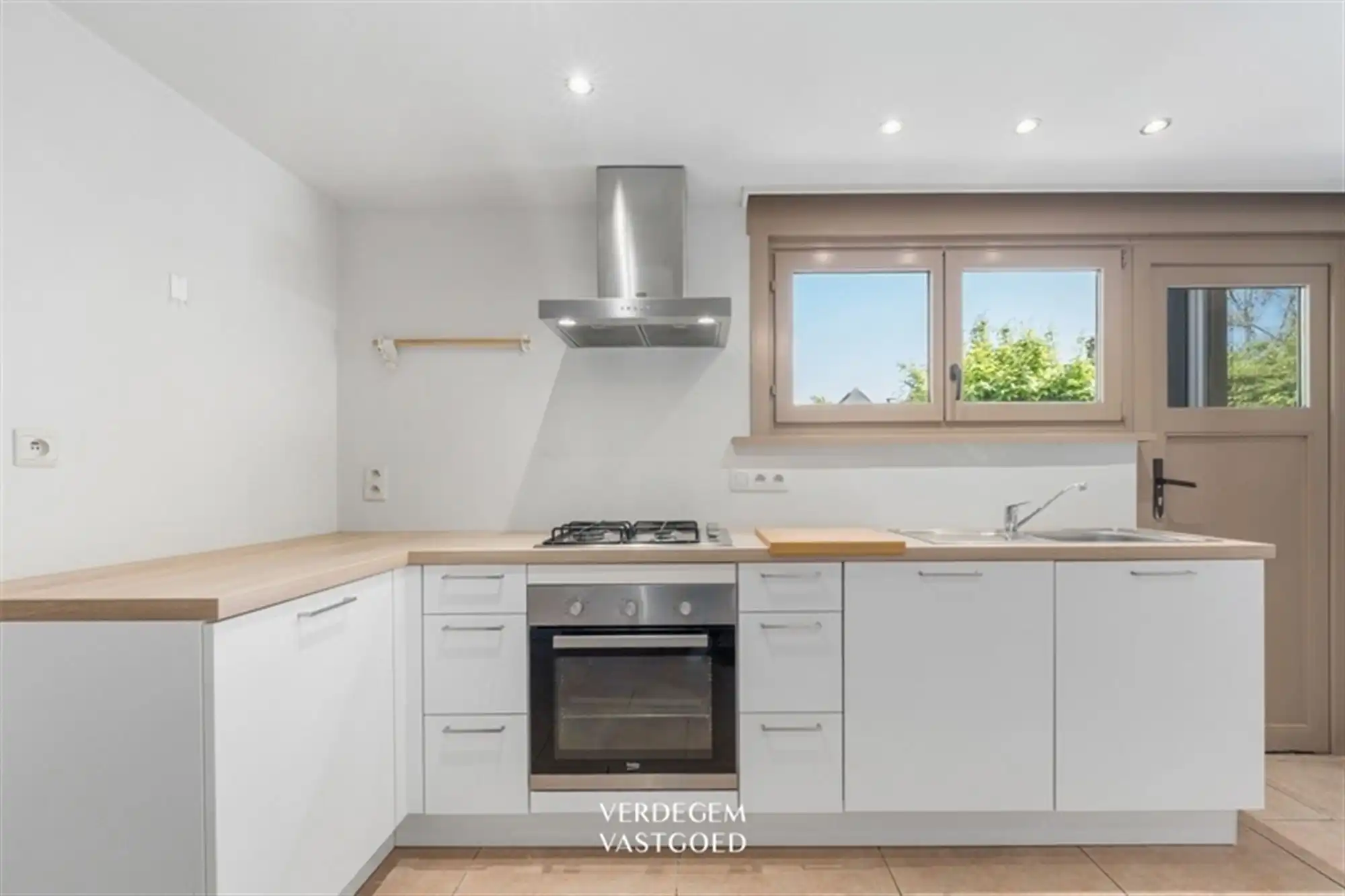 Charmante woning met 2 slaapkamers en fijne tuin met volledige privacy foto 5