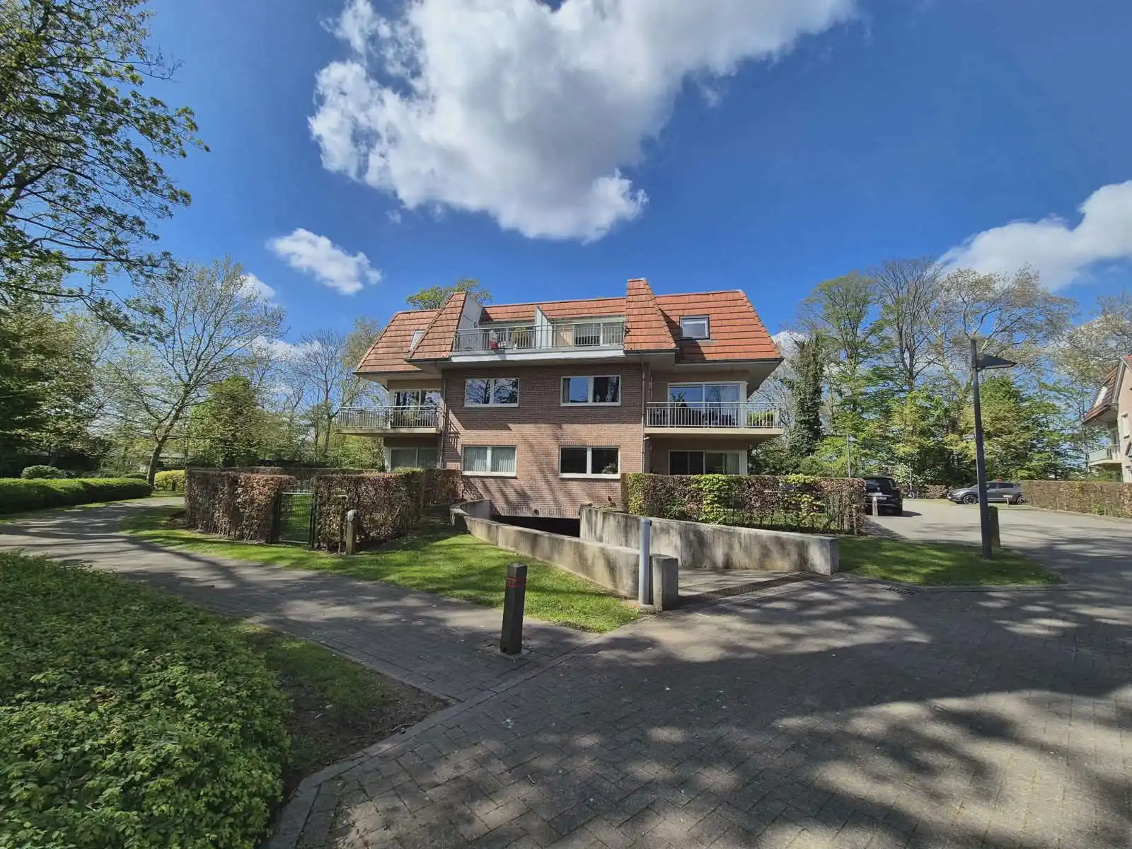 Prachtig dakappartement met 2 slaapkamers en garage foto {{pictureIndex}}