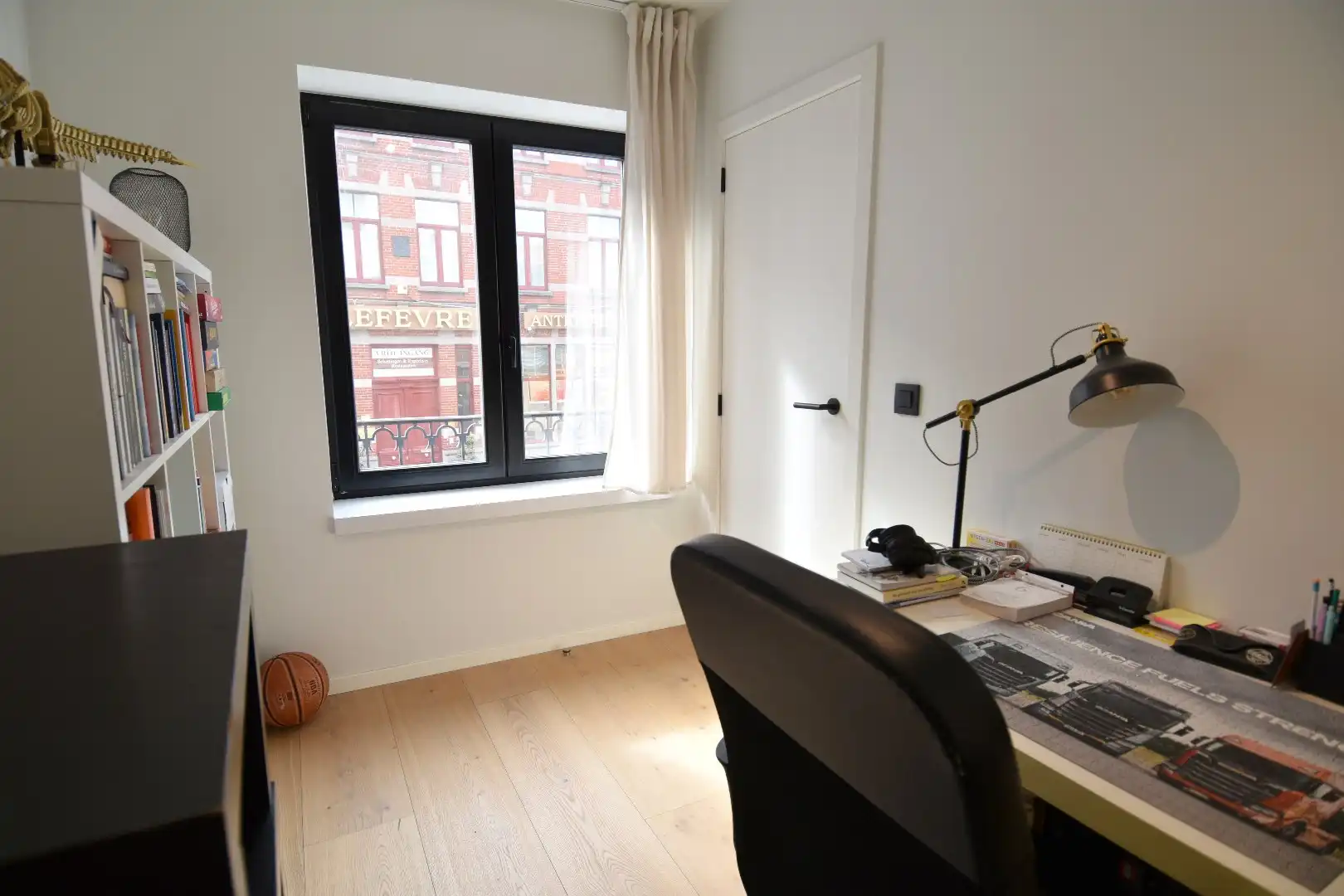 Volledig vernieuwd 2 slaapkamer appartement in hartje Kortrijk foto 10