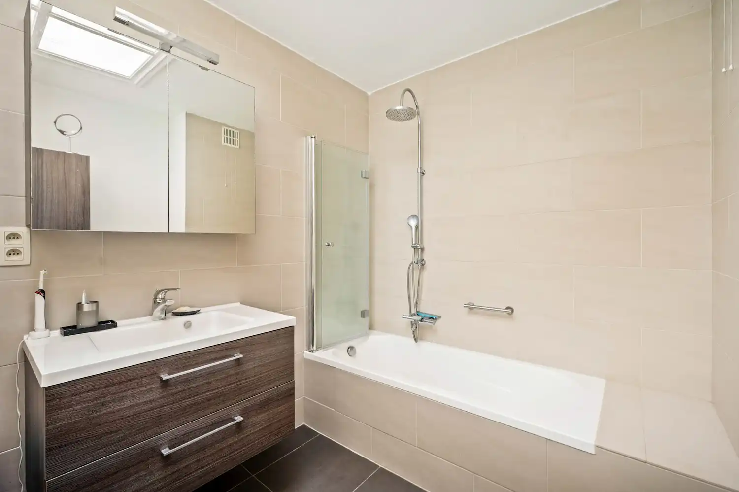 Instapklare woning met 4 slpkrs met gezellige stadstuin en garage foto 16