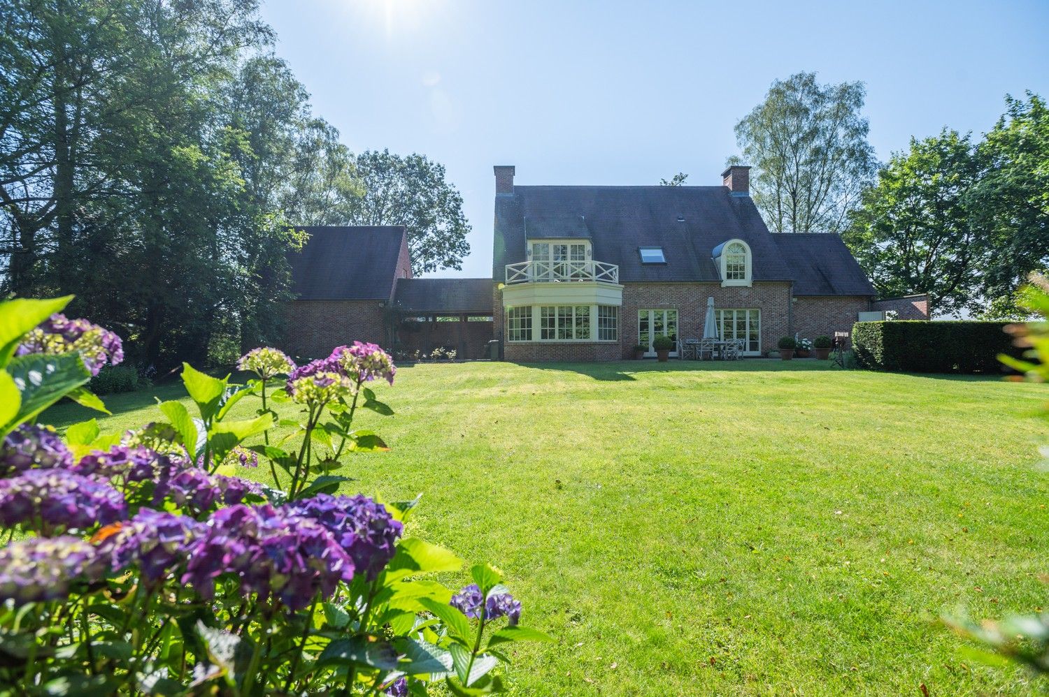 Prachtige tijdloze villa op een aangenaam en zongericht perceel van 2.394 m² te Schilde. foto 2