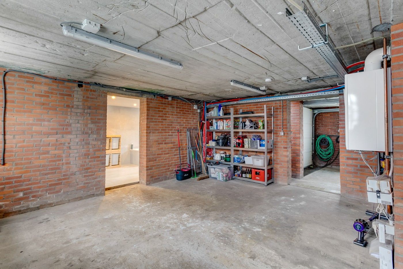 Vrijstaande, gerenoveerde woning met 2 slpk., garage, ruime souterrain, zolder en tuin foto 22