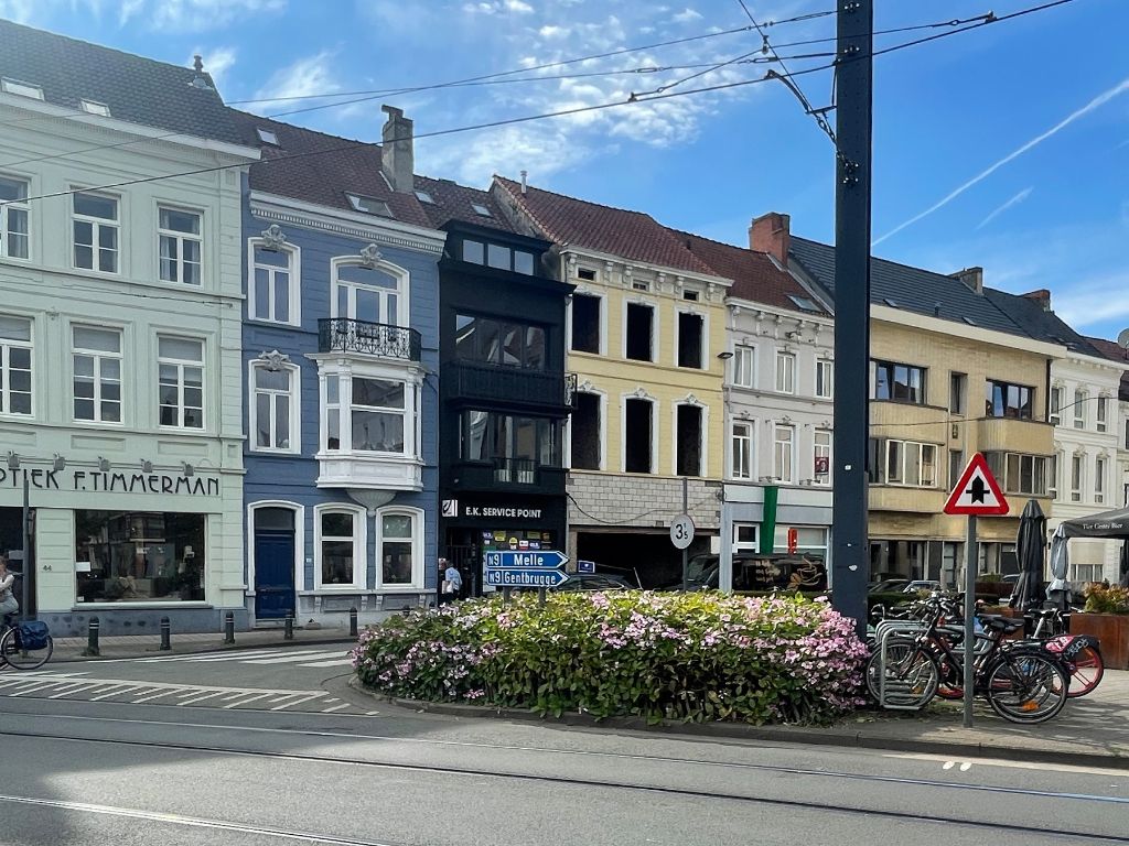 Unieke opportuniteit - Ledeberg. Handelshuis (4 slaapkamers) , terras en ruime tuin op een commerciële ligging aan het Ledebergplein. foto 1