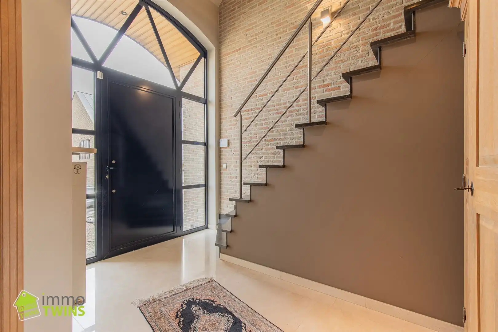 Prachtige instapklare open bebouwing te huur met afgesloten tuin en dubbele garage foto 2