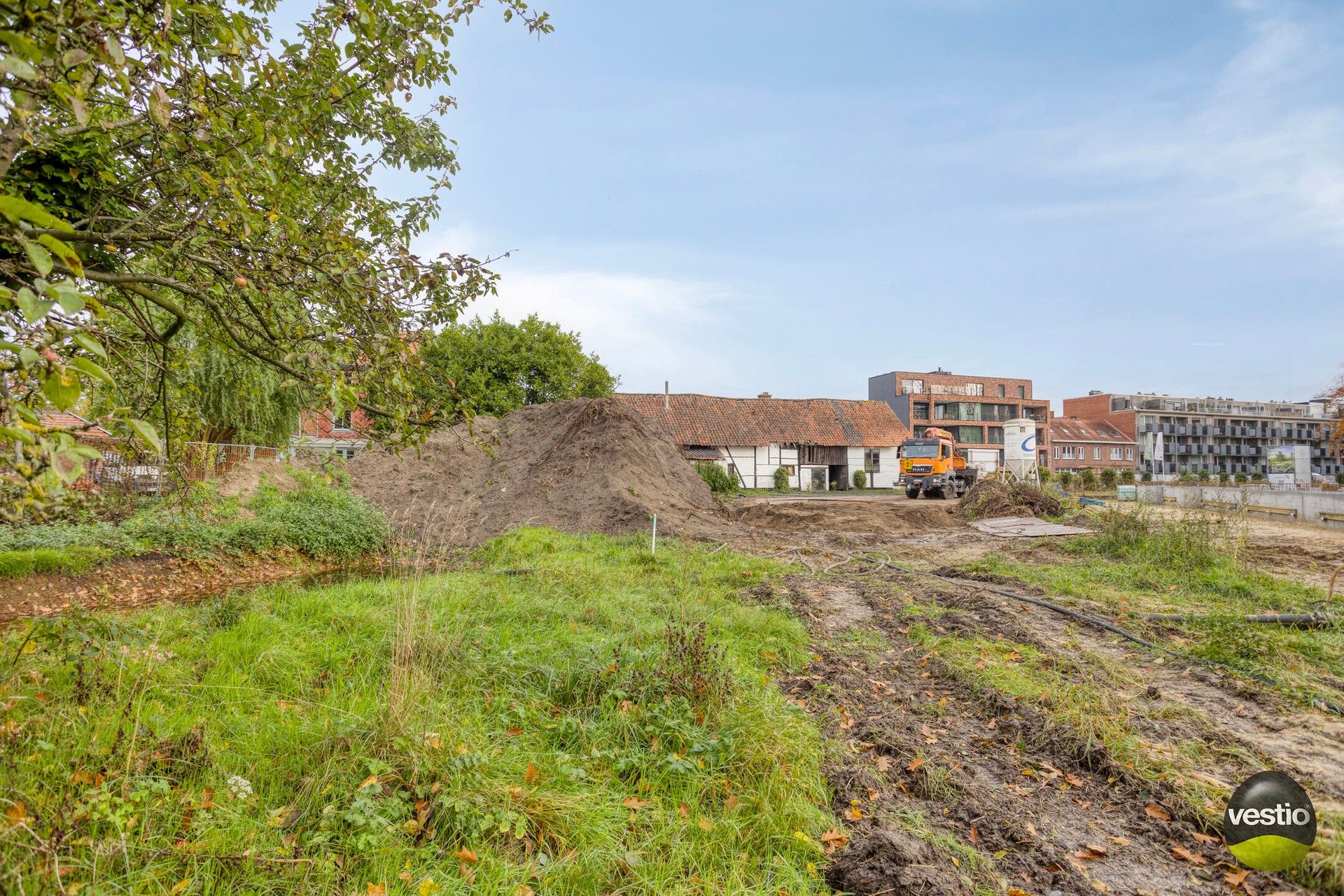 Beschermde langgestrekte vakwerkhoeve op zuid georiënteerd perceel van 15a 07ca. foto 2
