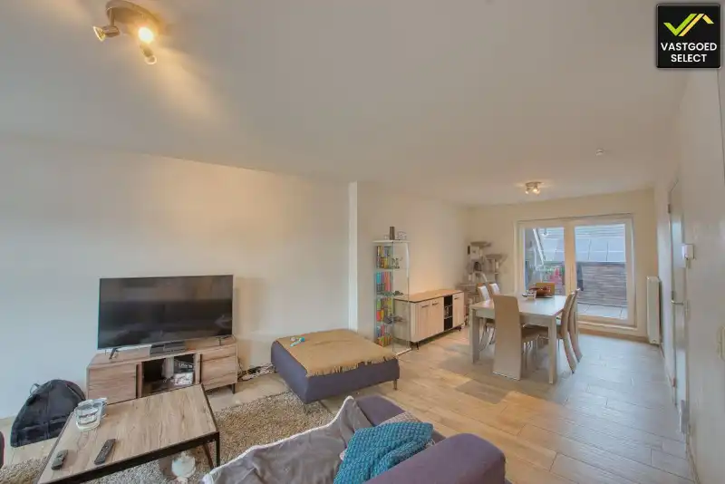 Energiezuinig duplexappartement met 2 slaapkamers, zonnepanelen, ruim terras, garage en parkeerplaats in Adegem foto 2