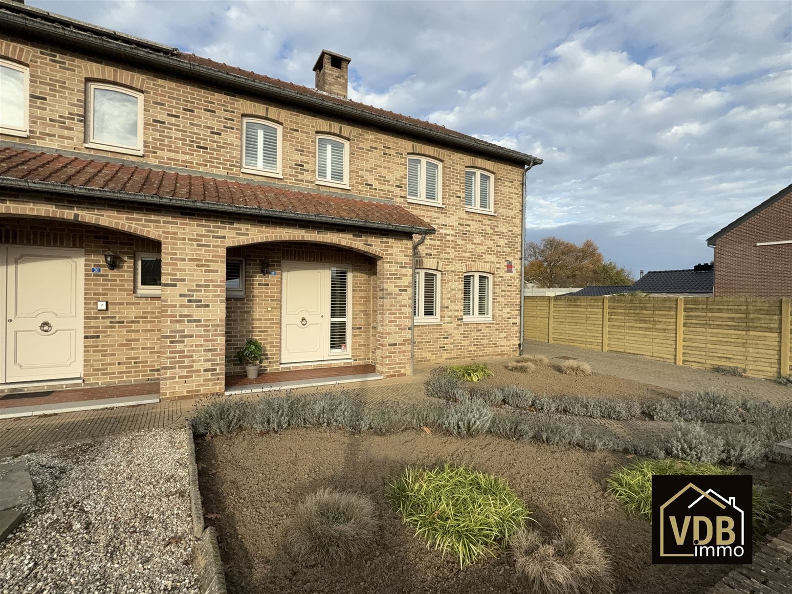 Instapklare halfopen bebouwing met 3 slaapkamers foto 2