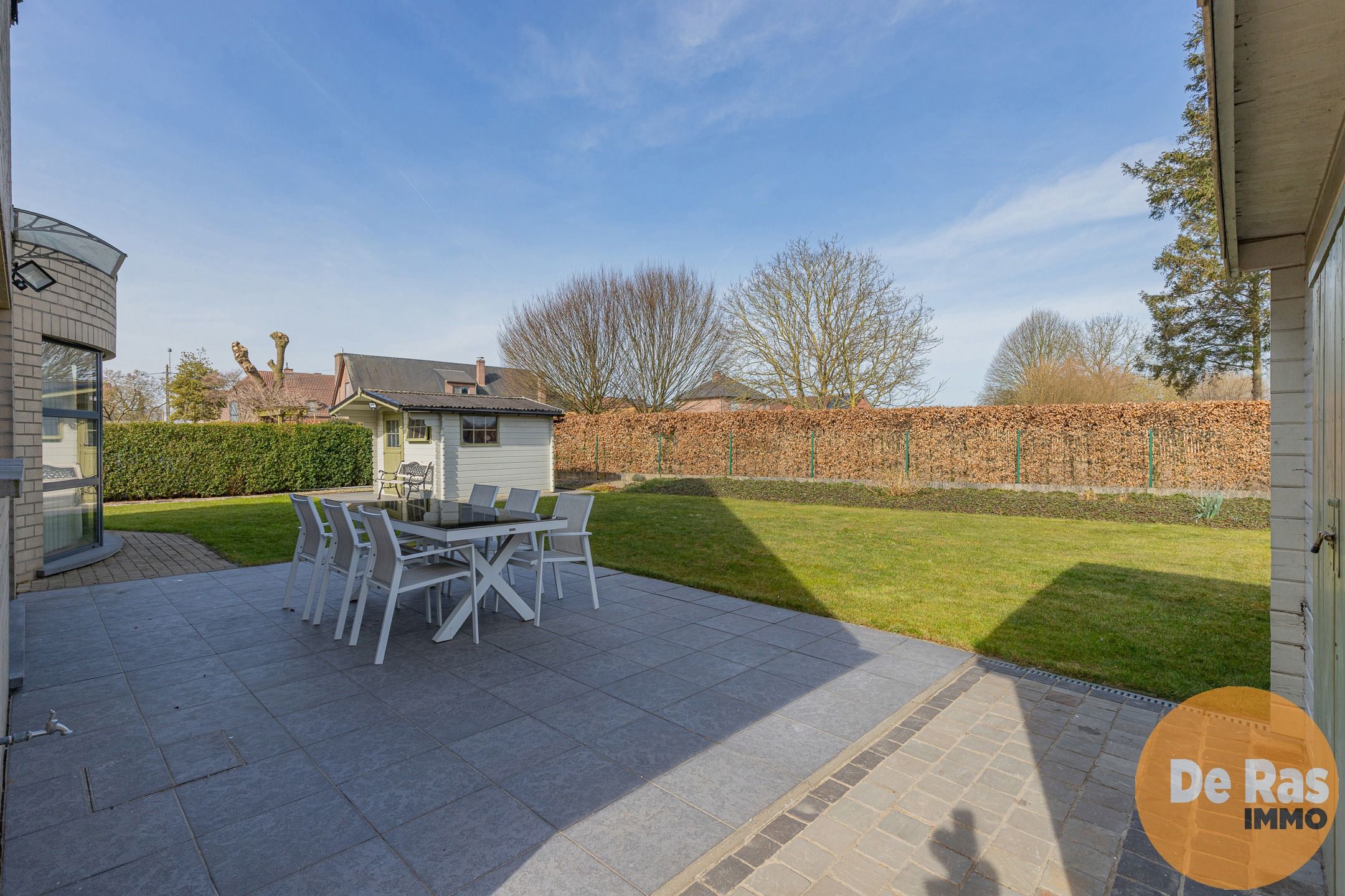 HILLEGEM - Villa in een rustige straat nabij invalswegen foto 23