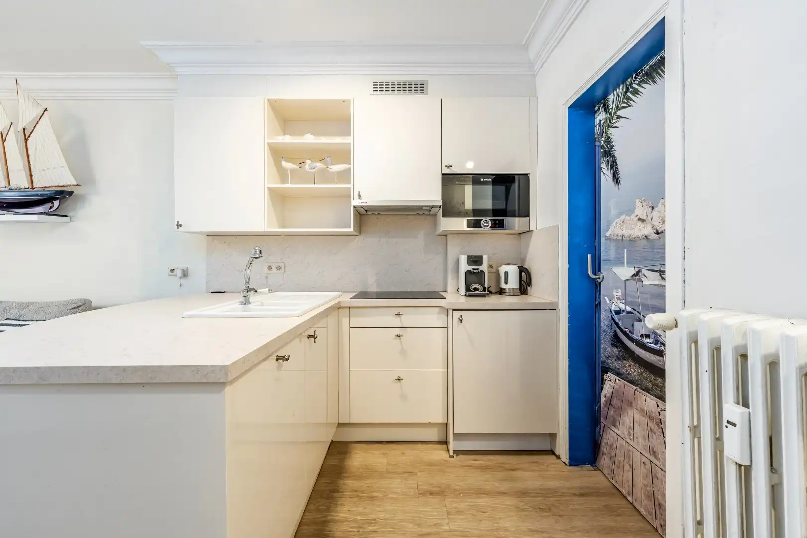 Stijlvol vernieuwd appartement, midden in het stad met lateraal zeezicht! foto 2