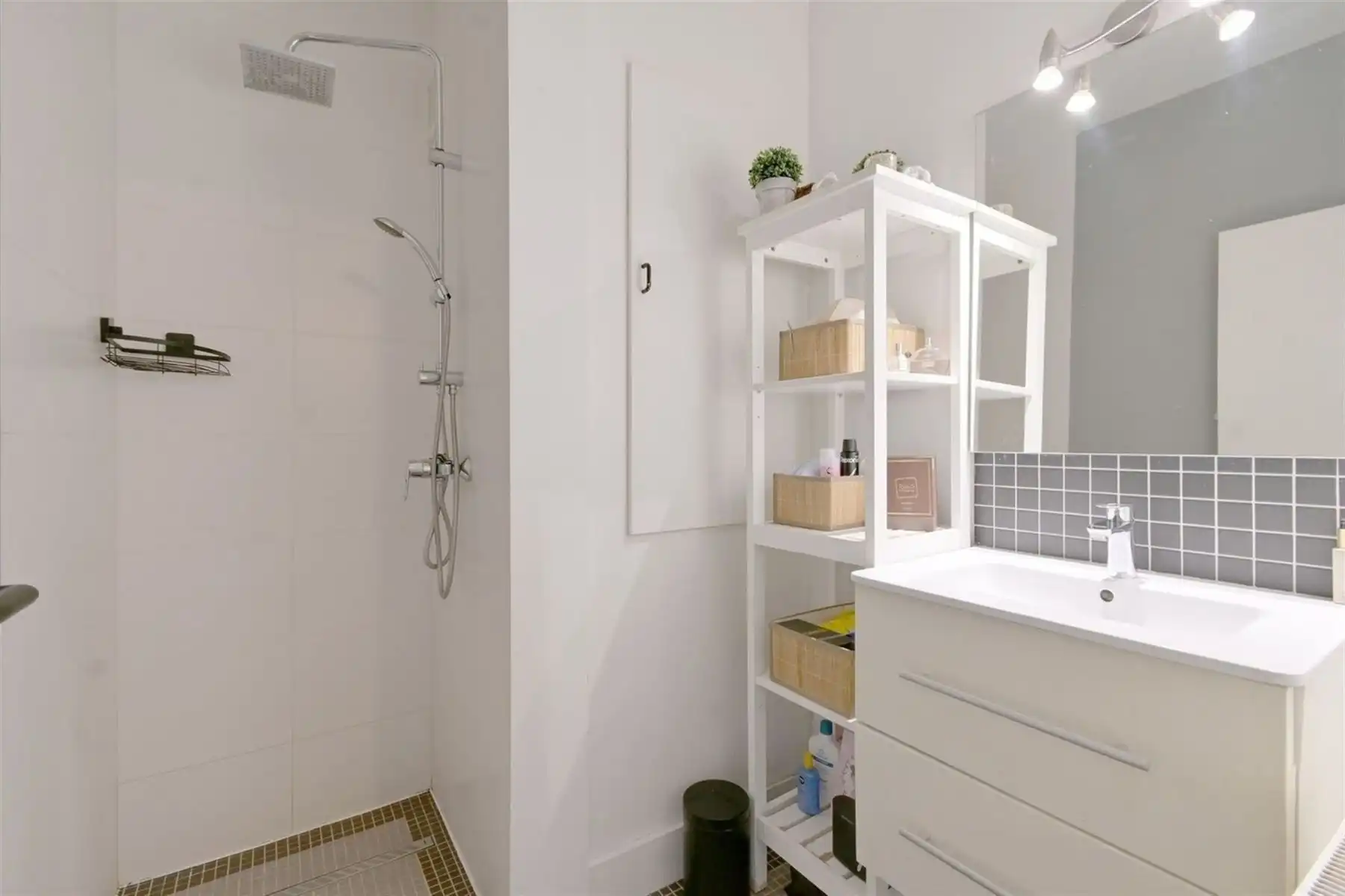 Gerenoveerd appartement met 2 slaapkamers op toplocatie! foto 12