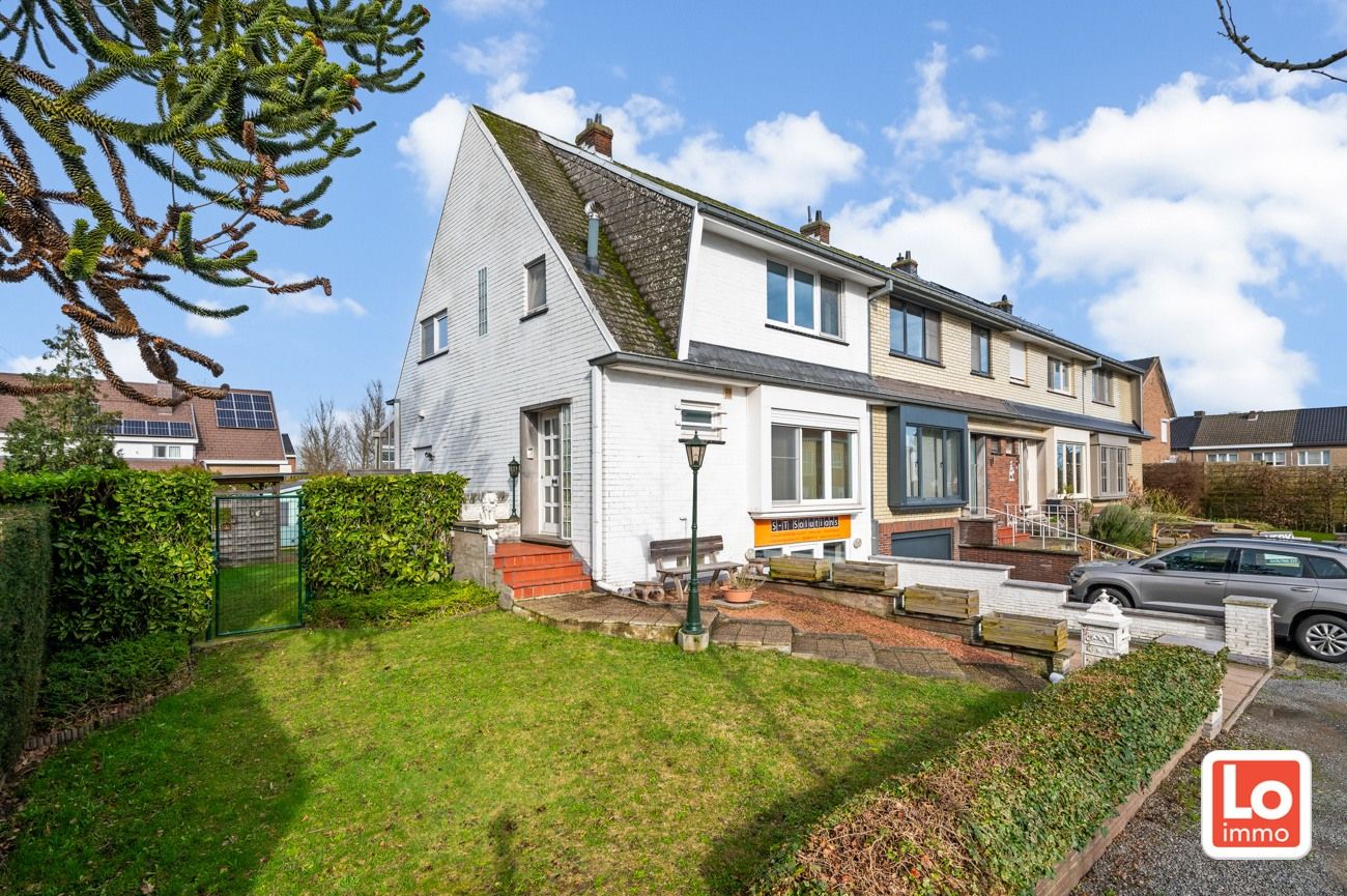 VERKOCHT! Lichtrijke halfopen woning met ruime inpandige garage op een rustige topligging op wandelafstand van het centrum van Lochristi. foto 2