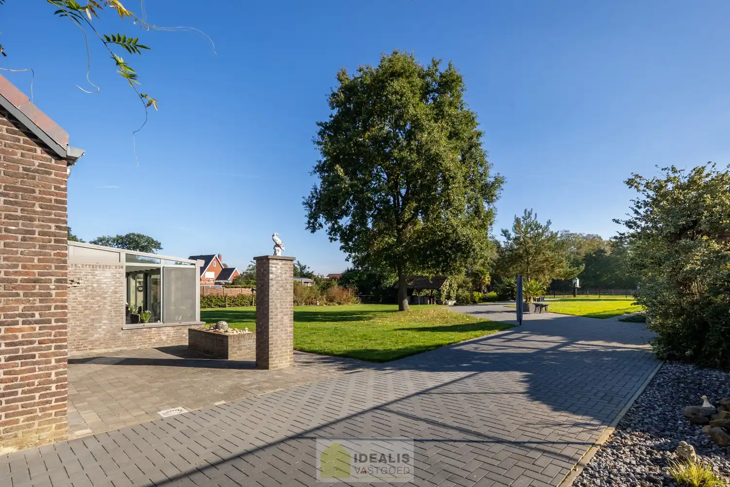 IDEALIS VASTGOED – KARAKTERISTIEKE INSTAPKLARE LANGGEVELHOEVE MET 5 SLAAPKAMERS, SFEERVOLLE LEEFRUIMTE EN AANSLUITEND VERANDA MET VOLZICHT OP DE PRACHTIGE TUIN EN ACHTERLIGGENDE WEILANDEN OP EEN PERCEEL VAN MAAR LIEFST 1,6 HECTARE (16.000M²)!! Deze karakteristieke hoeve uit 1904 omvat +- 231m² netto bewoonbare oppervlakte met een sfeervolle woonkamer die uitgeeft op de lichtrijke veranda, aansluitend een goed uitgeruste keuken voorzien van alle comfort, 5 slaapkamers waarvan één gelijkvloers en een badkamer voorzien van douche én dubbel badkamermeubel.. Deze langgevelhoeve biedt een unieke kans voor kandidaten op zoek naar een instapklare woning voorzien van alle comfort, ruimte en een prachtig aangelegde tuin met achterliggende weilanden. foto 27