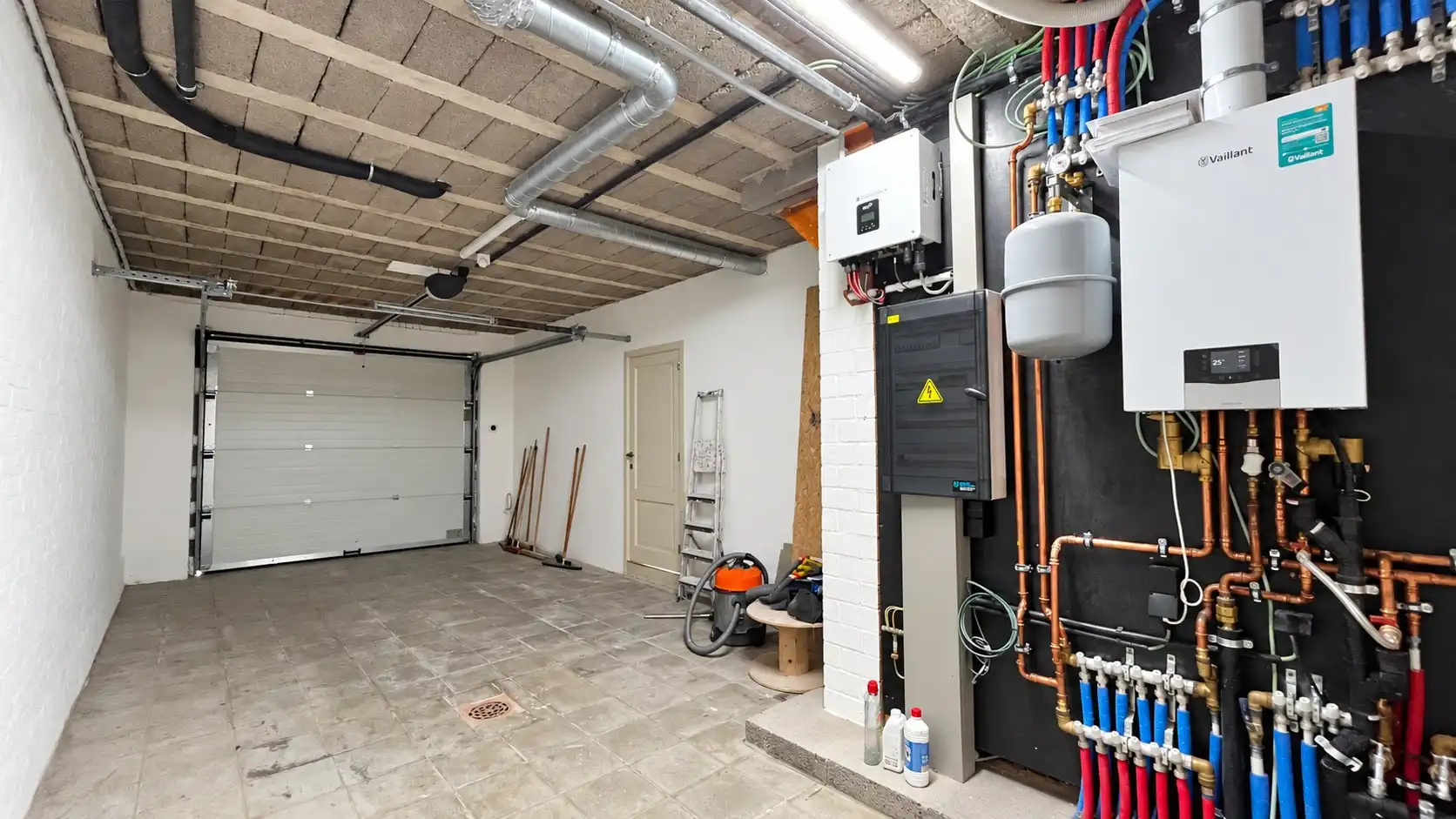 Luxe woning met 5 kamers, grote garage, grote uitbouw en een aangename tuin foto 20