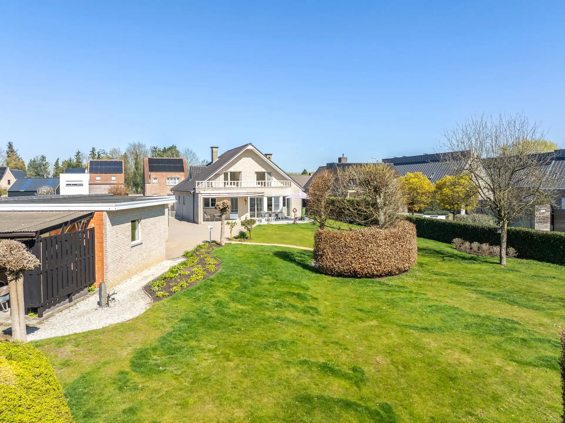 Ruime woning in oase van rust met prachtige tuin foto 23