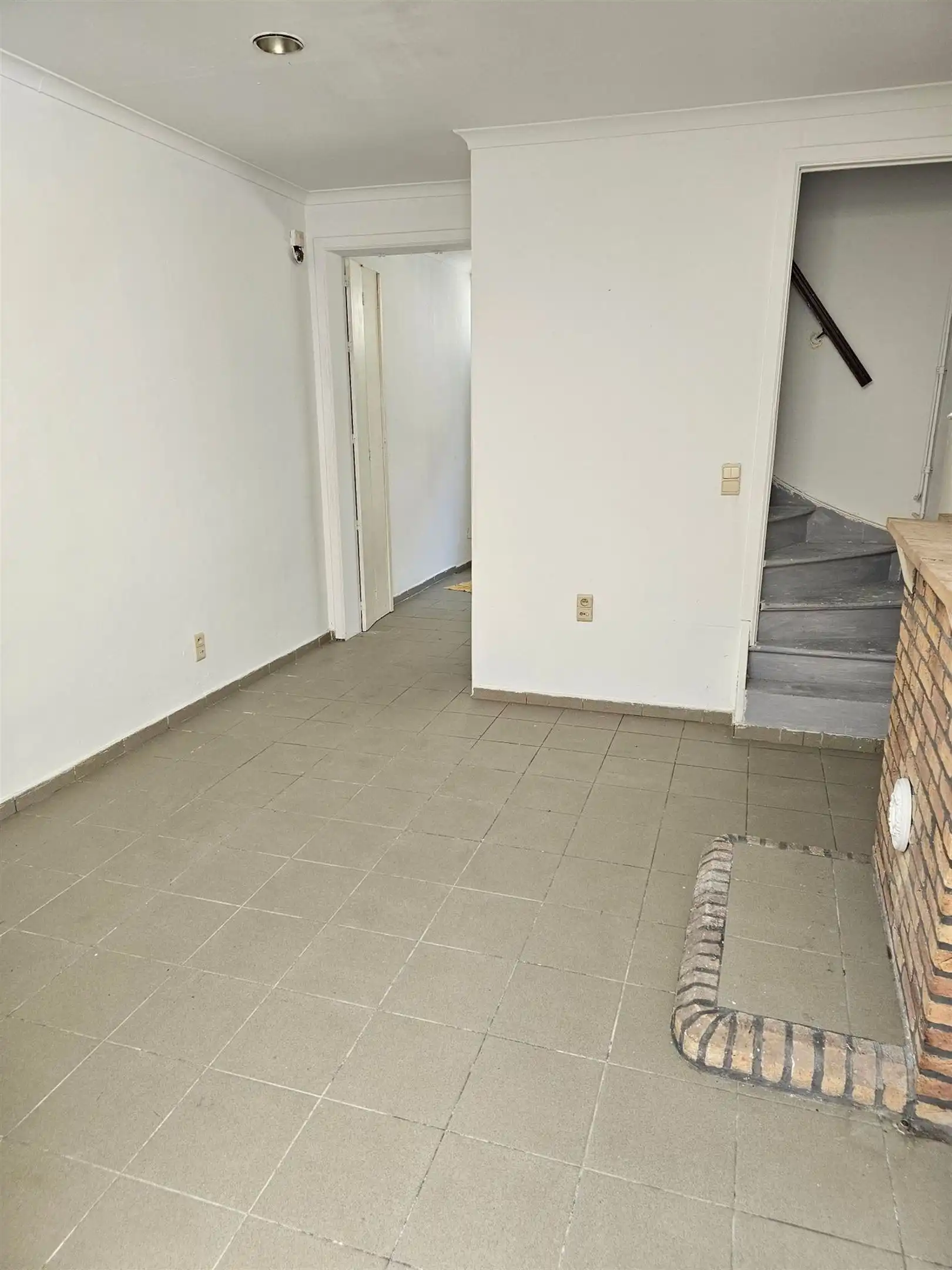 Centraal gelegen, op te frissen rijwoning met 4 slaapkamers. foto 6