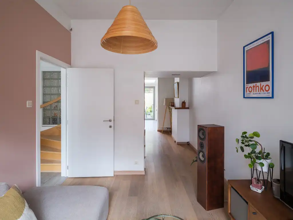Charmante rijwoning met drie slaapkamers en een geborgen, gezellige buitenruimte foto 3