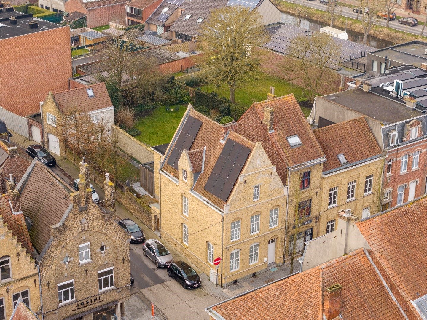 Authentieke volledig gerenoveerde herenwoning met zuidwest gerichte tuin en garage in het hartje van Ieper. foto 38
