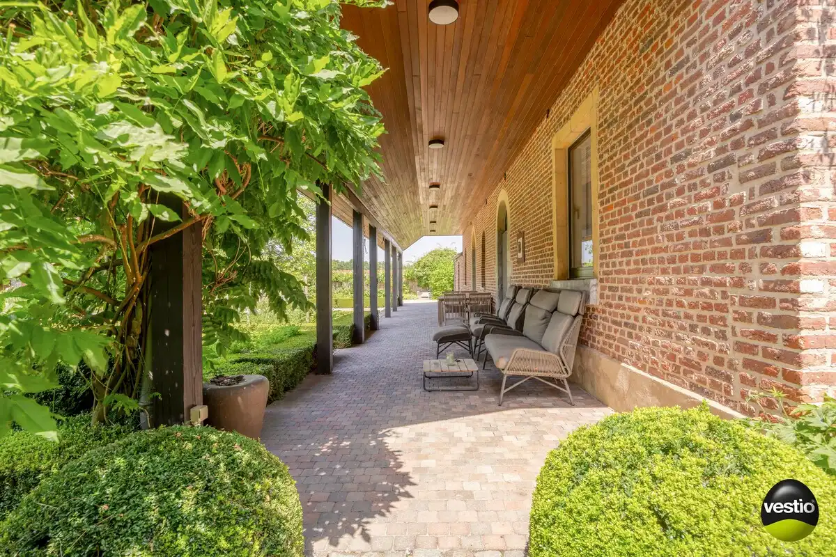 EXCLUSIEVE HOEVE MET MEERDERE WOONGEDEELTES, ATELIER, STALLING en AANPALENDE WEIDE OP CA. 1,6 HECTARE NABIJ DOMEIN NIEUWENHOVEN. foto 18