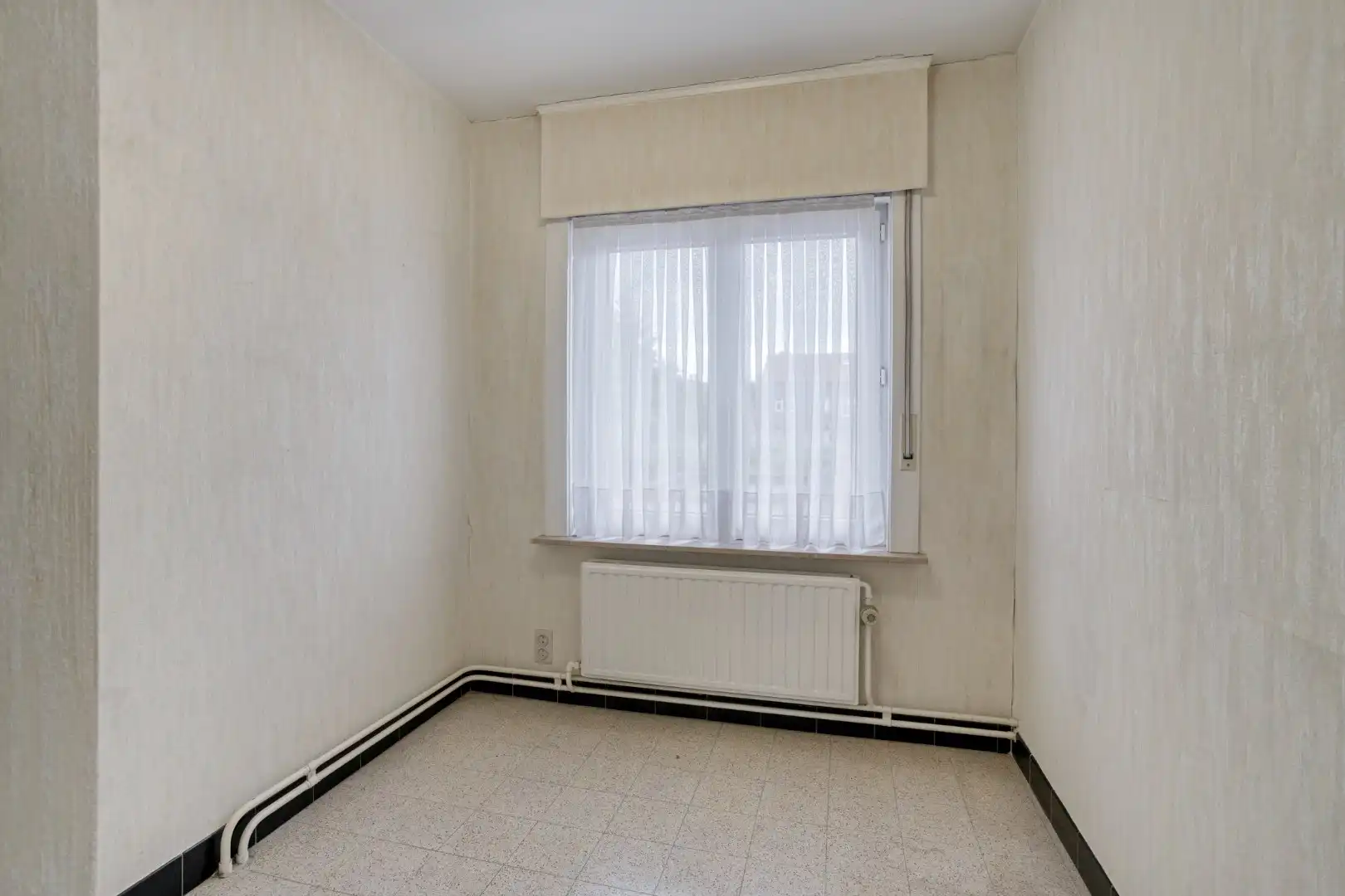 Te renoveren woning met garage en tuin in het centrum van Wevelgem! foto 15