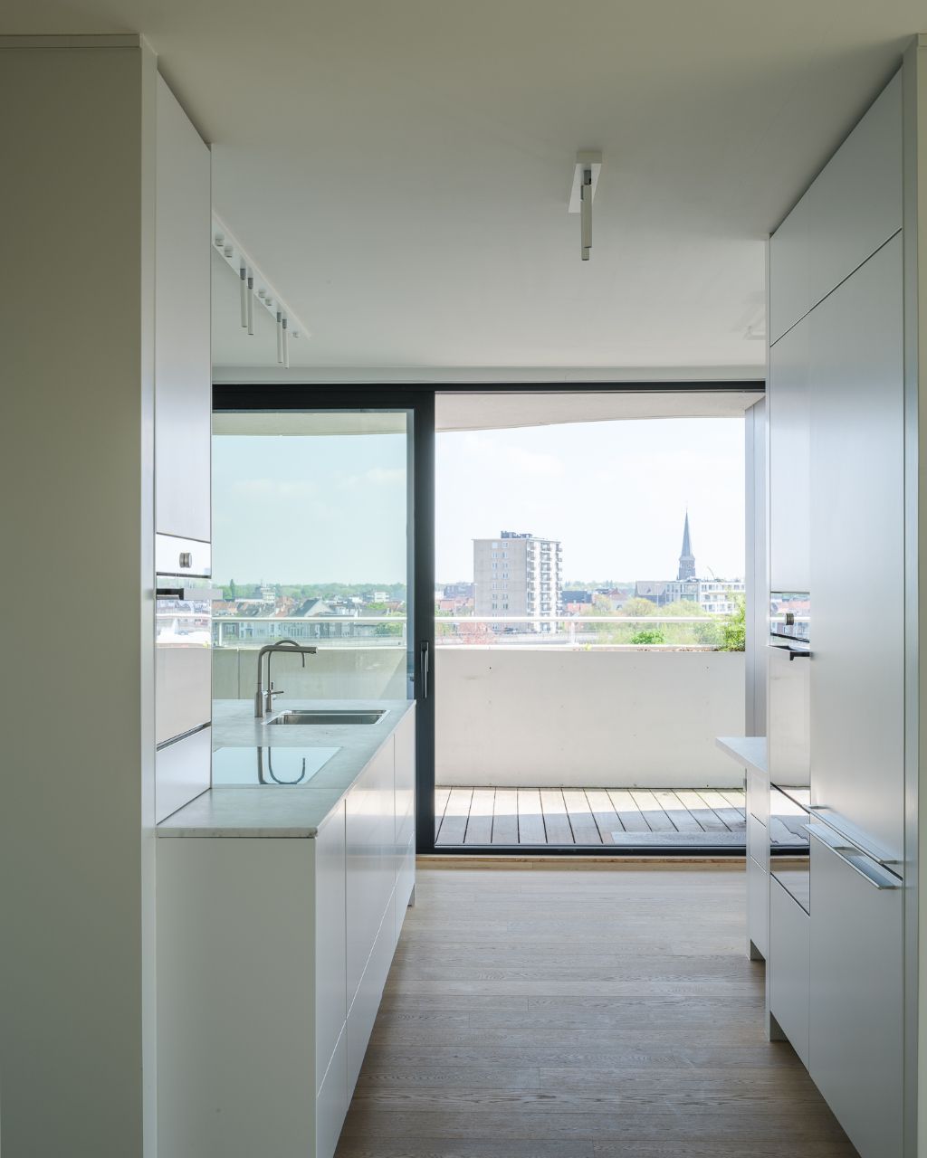 Luxueus en lichtrijk 2-slaapkamer appartement met ruim terras foto 7