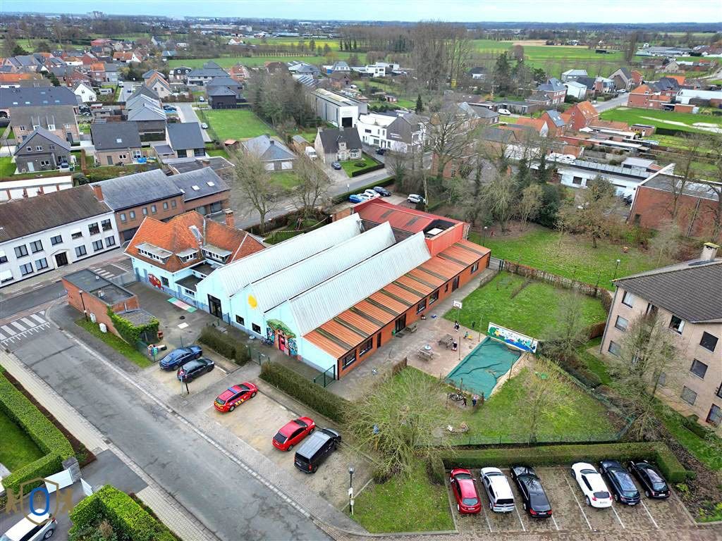 Complex van assistentieflats met garages en bijgebouwen foto 8