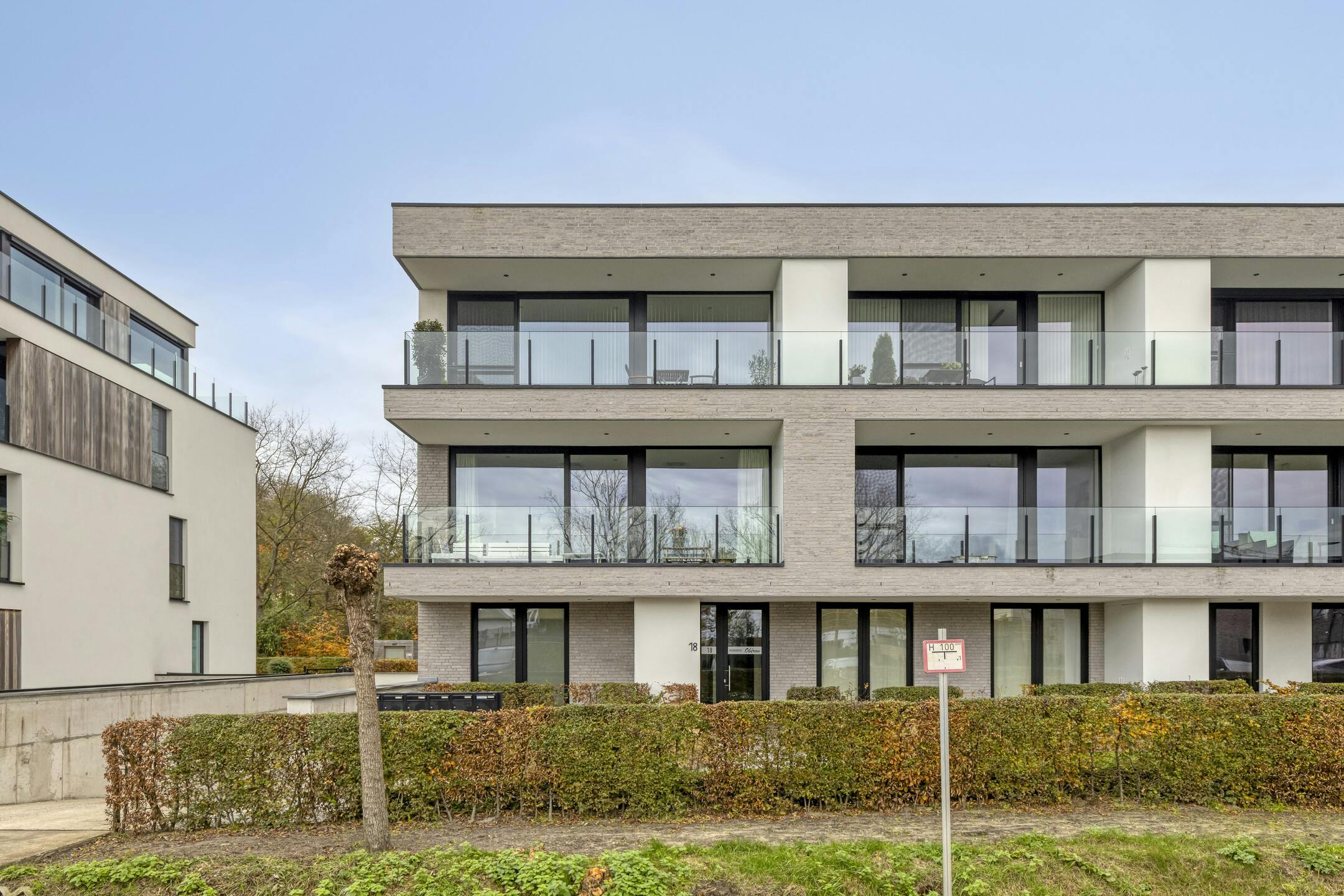Uniek appartement met 2 slaapkamers en garage te koop in Eeklo foto 2