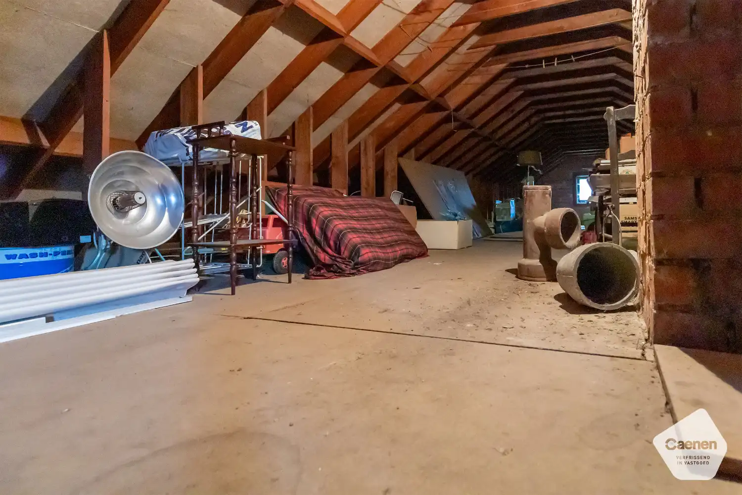 Te renoveren bungalow met 3 slaapkamers, garage en een prachtige tuin op een mooi perceel van 1000 m². foto 14