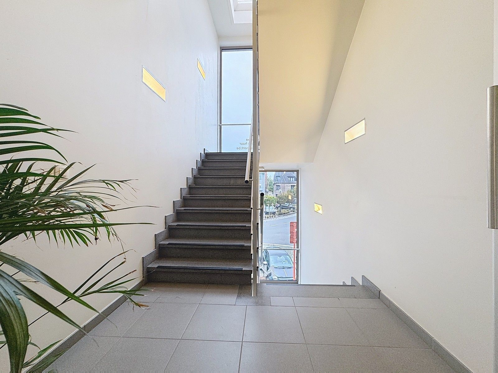 VOLLEDIG VERNIEUWDE en instapklare KANTOORRUIMTE op gelijkvloers (± 45m²)  met UITSTRALING op de markt van Knesselare! Ruime parkeergelegenheid langs de openbare weg. foto 5