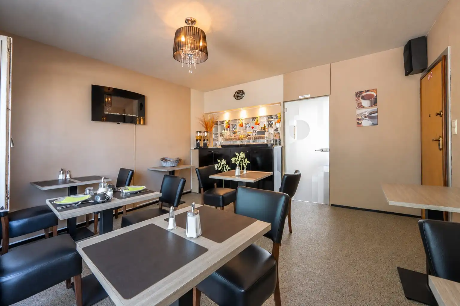 TE KOOP – Verhuurde B&B met 7 kamers én privé-woonst voor uitbaters in hartje De Haan. foto 3