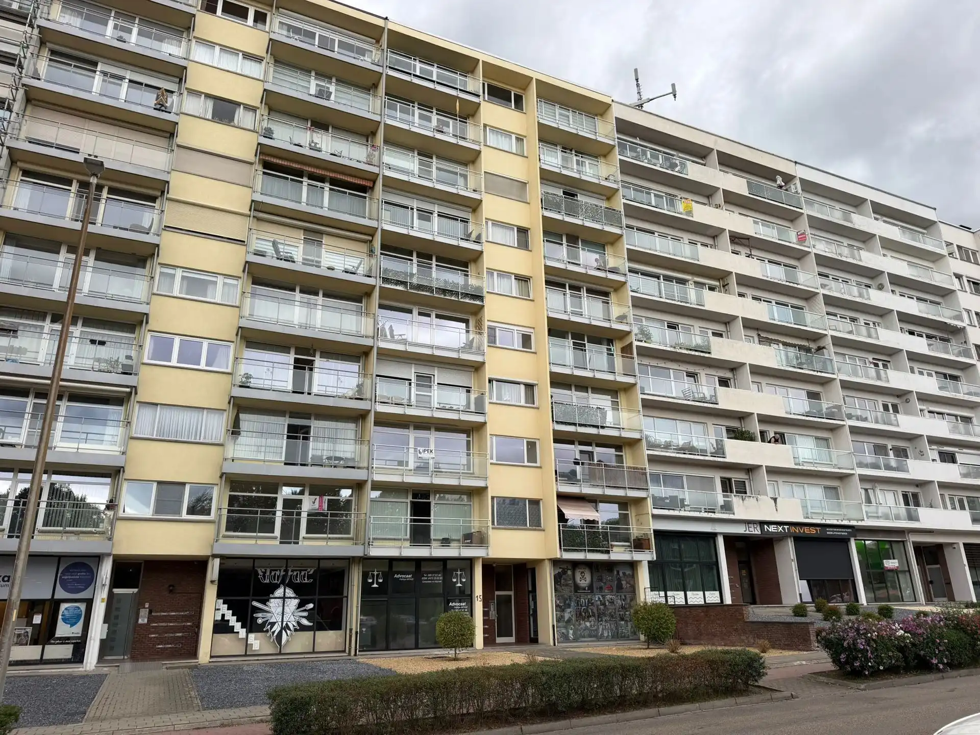GENK te koop: gerenoveerd appartement met 2 slaapkamers foto 2