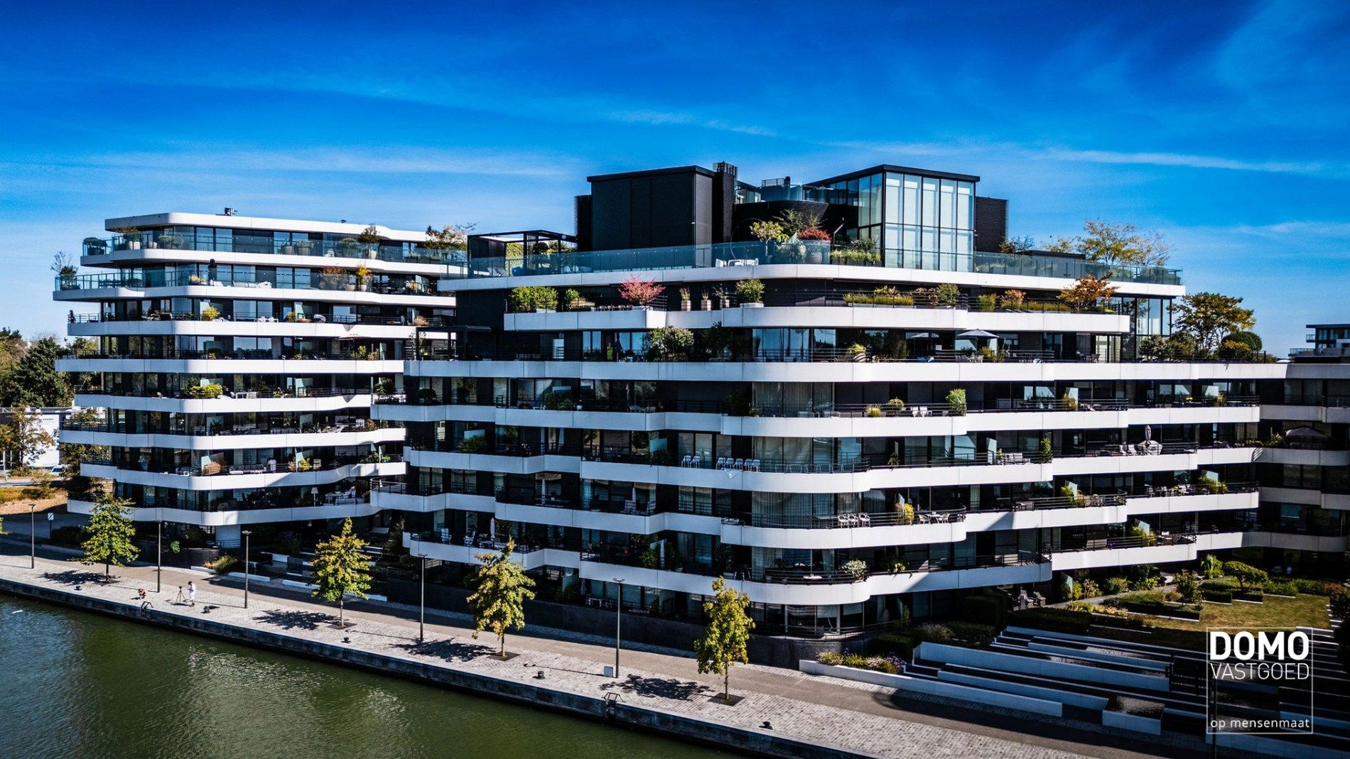 Wonen met zicht op het water – een oase van rust vlak bij het bruisende centrum van Hasselt. foto {{pictureIndex}}